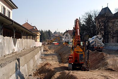 ein gro�es Loch am Bahnhof
