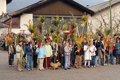 die Grundsch�ler mit den Palmbuschen