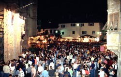 dichtes Gedr�nge am Dorfplatz