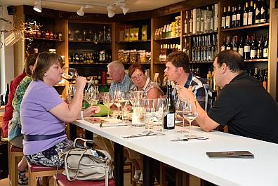 in der Vinothek Vis � Vis