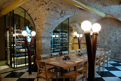 der gl�serne Weinschrank im Keller