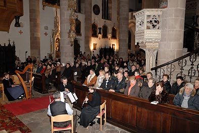 die gut gefüllte Kirche die gut gefüllte Kirche
