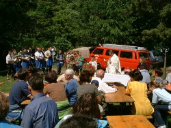 Pfarrer Leimer zelebriert den Gottesdienst Pfarrer Leimer zelebriert den Gottesdienst