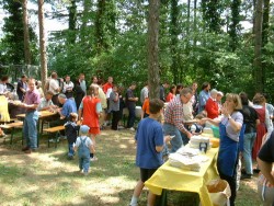großer Andrang beim Grillstand großer Andrang beim Grillstand