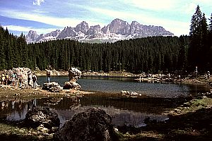 der Karersee mit dem Rosengarten der Karersee mit dem Rosengarten