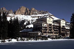 Das ehemalige Grandhotel am Karerpaß Das ehemalige Grandhotel am Karerpaß